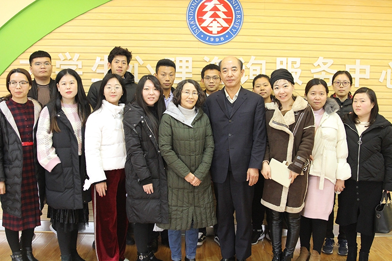 365官网心理老师和专家合影留念